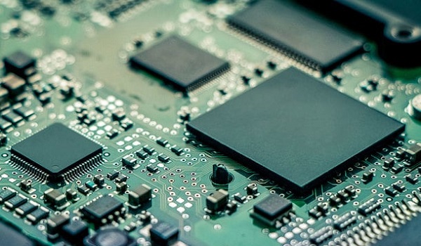 半導体株が高値圏維持　AI・車載需要拡大で買い継続